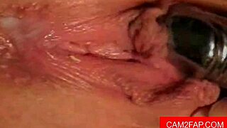 Runkkaan pilluni mut se on niin märkää etten voi lopettaa