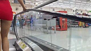 Manželka blika pičkou na verejnom trhu