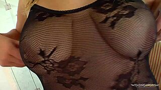 Velikozadna Amanda zapeljuje z ogromnimi joškami za trdo akcijo