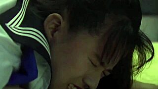 Wow, japanilainen narttu sormii itseään ennen villiä neljänneksen seksiä kuumien miesten kanssa