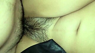 Mladá amatérská nevlastní sestra s velkou prdelí mi dovoluje skončit uvnitř její mokré kundy