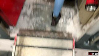 La figa offre al cameriere un giro in treno selvaggio con lei e sesso anale intenso al ristorante