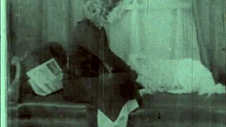 Gatinha Vintage Curvada para Doggy Cru. Suas Tetas Naturais Balançam em Ação Retrô ao Ar Livre.