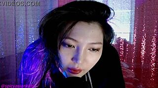 핫 아시안 메이드가 널 세게 박고 싶어해