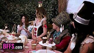 Алиса в Стране Чудес XXX пародия оставила жажду дикой оргии с брюнетками