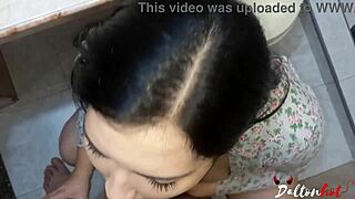 Seksowna sąsiadka dała lodzika przed pieprzeniem w łazience w POV.