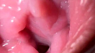 Närbild av brunett tjej som sprider våt fitta med smutsig prat