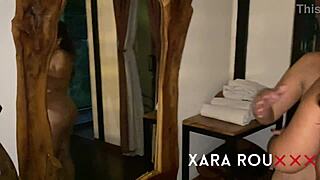 Moja macocha mi ukazuje, ako si vyčistiť piču vonku!