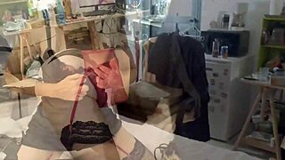 Oblečená Rose Satin kurva saje v psíčkovom štýle POV