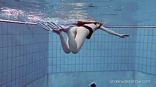 ロクサラナ・チェチ ビキニで公共プールのソロダイビング