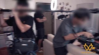 19살 아시안 여자랑 비치 섹스 - 백스테이지 딥스로트 POV