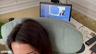 Пасынок поймал мачеху мастурбирующей и жестко трахнул ее тугую жопу.