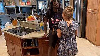 Учителката вика BBC за допълнителна помощ с кредити