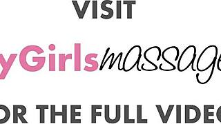 Сиськастая массажистка соблазняет лесбиянку-подругу для горячего анала и триббинга в эротической встрече