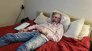 Смелая одетая emo едет на огромном члене