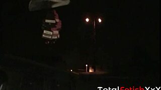 Saya berbaring atas boyfriend saya sementara kontol besarnya meluncur ke dalam puki dicukur saya, memeluk pantat besar saya