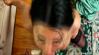 Paródia pornô quente anos 60 com milf morena tendo peitões lambidos e dedados