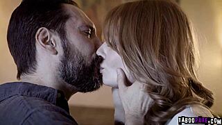 Sunt șocat că prietena mea a acceptat să-l mângâie pe tata meu singuratic cu farmecul ei roșcat 18+ și abilitățile adânci.