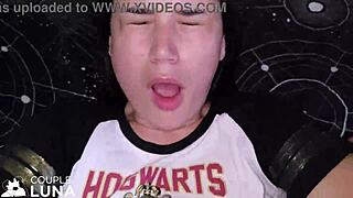 Snemanje mlade žene, ki vzame analno globoko z glasnimi stokami