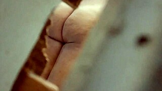 Pis, spionerer på min kurvede tante i bedstemors badeværelse!