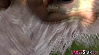 Hey, vil du se denne britiske bedstemor suge og ride udendørs?