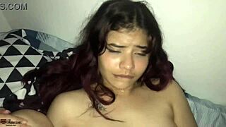 Küçük Latina yatak odasında ateşli POV oral yapıyor