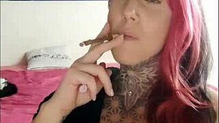 Ragazza Sensuale Stuzzica Fumando - Vibes Fetish