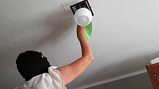 Nézem, ahogy a házvezetőnő takarít, keményen maszturbáltam - leszbikus illúzió lányok