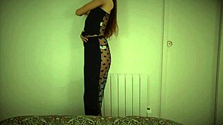 Худые девчонки медленно стриптизят, заводя тебя