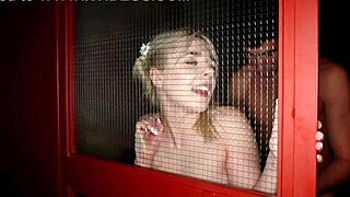 العاهرة البرية الشقراء تُخترق ثلاث مرات في الجماع الجماعي مع الخنق