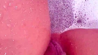 Våt fitte slikkes og kysses hardt