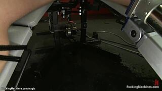 Blonde Squirting Terikat Ngewe Mesin dengan Gairah Liar