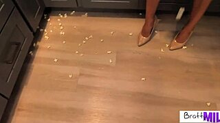 Milf Cassie Del Isla haastaa poikapuolensa saattamaan hänet kiihottumaan naidaksi