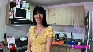 Ей, прислужнице, искаш ли пари? Перверзният ми шеф може да помогне...