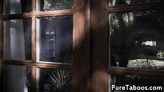 Cantik Muda Bersungguh Hisap Batang Hitam Tukang Kebun Di Luar