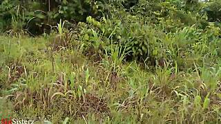 În spatele scenei, aboki o trage tare la două sătence la fermă