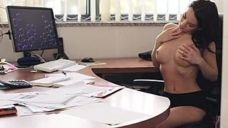 Gyönyörű Nici Dee levetkőzik az irodában – MetArt legforróbb csábítása még.