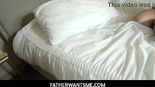 Velikoprsa Latina Gabriela Lopez zapeljuje očima po šoli