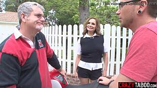 Вау, Ребекка Бардукс трахает отчима и пасынка вместе! 🔥