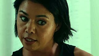 Asiatisk milf dana vespoli rider tatoveret fyr med små 18+ hænder og vild energi