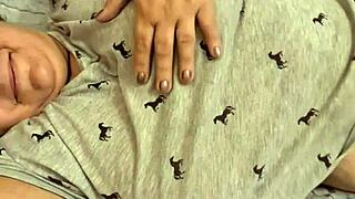 Stara debela kurva žudi za mojim malim kurcem!