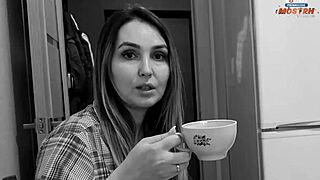 En İyi Arkadaşımın Annesi Sıcak Bir Milf, Hayal Etmekten Kendimi Alamıyorum