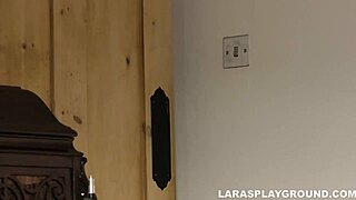 Verzweifeltes Verlangen nach MILF-Arsch in Rock und Stiefeln