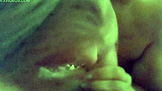 היא יונקת ובולעת זרע כמו מקצוענית! 🔥