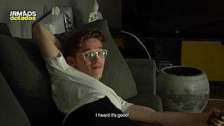 de invasor met grote lul neukte de kont van de nieuweling 😈