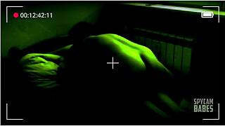 Kamera sa noćnim vidom snima devojku kako jebe mog najboljeg prijatelja.