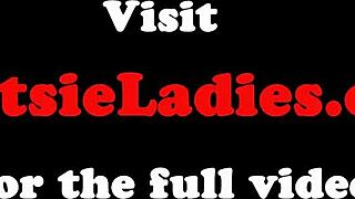 Wow, lábnyalt ázsiai csaj dugva négykézláb! 😍