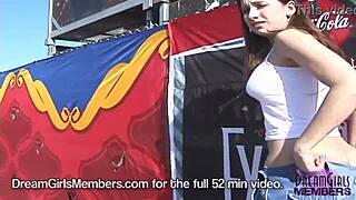 Μεγαλόστηθη καστανή τρελαίνεται σε δημόσιο γεγονός, ουάου! 😍