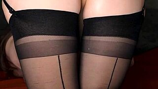 Horo tyttö sukkahousuissa himoitsee syvää anaali-toimintaa