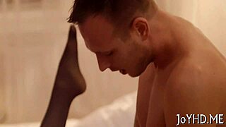 stor kuk glider in i munnen i hård POV-blowjob!